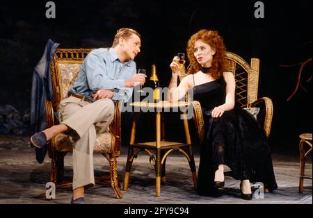 Michael Ball (Alex Dillingham), Ann Crumb (Rose Vibert) in ASPECTS OF LOVE at the Prince of Wales Theatre, London W1 17/04/1989 Musik & Buch von Andrew Lloyd Webber Texte: Don Black & Charles Hart Design: Maria Bjornson Beleuchtung: Andrew Bridge Choreographie: Gillian Lynne Regisseur: Trevor Nunn Stockfoto