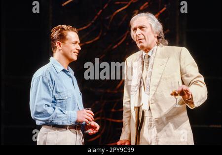 l-r: Michael Ball (Alex Dillingham), Kevin Colson (Sir George Dillingham) in ASPECTS OF LOVE at the Prince of Wales Theatre, London W1 17/04/1989 Musik & Buch von Andrew Lloyd Webber Texte: Don Black & Charles Hart Design: Maria Bjornson Beleuchtung: Andrew Bridge Choreographie: Gillian Lynne Regisseur: Trevor Nunn Stockfoto