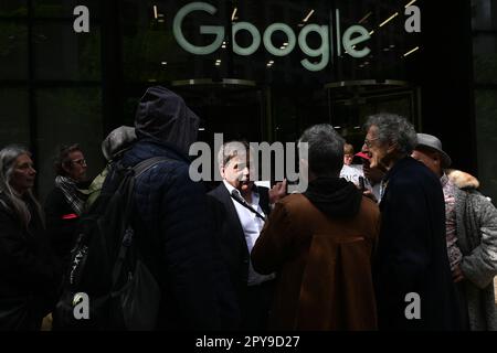 Google London, Großbritannien. 3. Mai 2023 Mitglied des Parlaments Andrew Bridgen, Piers Corbyn und Aktivisten protestieren gegen Google und zensieren die Wissenschaft. Google-Zensur gegen Dr. John Campbell. Veröffentlichung auf dieser Plattform seit einiger Zeit aufgrund einer kürzlich geführten Diskussion verboten. Aktivisten behaupten, dass die Wissenschaft ein besserer Beweis und ein besseres Vertrauen sein sollte, nicht die amerikanische Regierung hat die Lügen von COVID-19, Impfung statt Wissenschaft, gesagt. Kredit: Siehe Li/Picture Capital/Alamy Live News Stockfoto