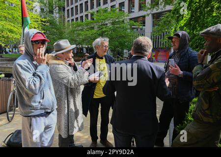 Google London, Großbritannien. 3. Mai 2023 Mitglied des Parlaments Andrew Bridgen, Piers Corbyn und Aktivisten protestieren gegen Google und zensieren die Wissenschaft. Google-Zensur gegen Dr. John Campbell. Veröffentlichung auf dieser Plattform seit einiger Zeit aufgrund einer kürzlich geführten Diskussion verboten. Aktivisten behaupten, dass die Wissenschaft ein besserer Beweis und ein besseres Vertrauen sein sollte, nicht die amerikanische Regierung hat die Lügen von COVID-19, Impfung statt Wissenschaft, gesagt. Kredit: Siehe Li/Picture Capital/Alamy Live News Stockfoto