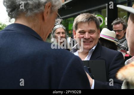 Google London, Großbritannien. 3. Mai 2023 Mitglied des Parlaments Andrew Bridgen, Piers Corbyn und Aktivisten protestieren gegen Google und zensieren die Wissenschaft. Google-Zensur gegen Dr. John Campbell. Veröffentlichung auf dieser Plattform seit einiger Zeit aufgrund einer kürzlich geführten Diskussion verboten. Aktivisten behaupten, dass die Wissenschaft ein besserer Beweis und ein besseres Vertrauen sein sollte, nicht die amerikanische Regierung hat die Lügen von COVID-19, Impfung statt Wissenschaft, gesagt. Kredit: Siehe Li/Picture Capital/Alamy Live News Stockfoto