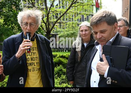 Google London, Großbritannien. 3. Mai 2023 Mitglied des Parlaments Andrew Bridgen, Piers Corbyn und Aktivisten protestieren gegen Google und zensieren die Wissenschaft. Google-Zensur gegen Dr. John Campbell. Veröffentlichung auf dieser Plattform seit einiger Zeit aufgrund einer kürzlich geführten Diskussion verboten. Aktivisten behaupten, dass die Wissenschaft ein besserer Beweis und ein besseres Vertrauen sein sollte, nicht die amerikanische Regierung hat die Lügen von COVID-19, Impfung statt Wissenschaft, gesagt. Kredit: Siehe Li/Picture Capital/Alamy Live News Stockfoto