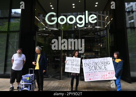 Google London, Großbritannien. 3. Mai 2023 Mitglied des Parlaments Andrew Bridgen, Piers Corbyn und Aktivisten protestieren gegen Google und zensieren die Wissenschaft. Google-Zensur gegen Dr. John Campbell. Veröffentlichung auf dieser Plattform seit einiger Zeit aufgrund einer kürzlich geführten Diskussion verboten. Aktivisten behaupten, dass die Wissenschaft ein besserer Beweis und ein besseres Vertrauen sein sollte, nicht die amerikanische Regierung hat die Lügen von COVID-19, Impfung statt Wissenschaft, gesagt. Kredit: Siehe Li/Picture Capital/Alamy Live News Stockfoto