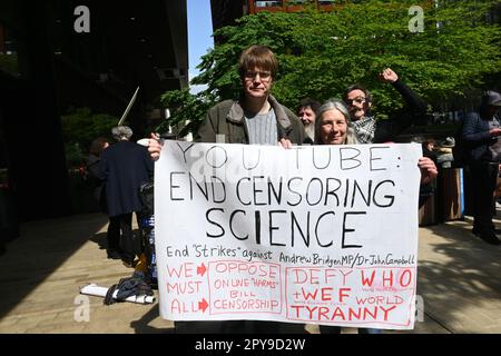 Google London, Großbritannien. 3. Mai 2023 Mitglied des Parlaments Andrew Bridgen, Piers Corbyn und Aktivisten protestieren gegen Google und zensieren die Wissenschaft. Google-Zensur gegen Dr. John Campbell. Veröffentlichung auf dieser Plattform seit einiger Zeit aufgrund einer kürzlich geführten Diskussion verboten. Aktivisten behaupten, dass die Wissenschaft ein besserer Beweis und ein besseres Vertrauen sein sollte, nicht die amerikanische Regierung hat die Lügen von COVID-19, Impfung statt Wissenschaft, gesagt. Kredit: Siehe Li/Picture Capital/Alamy Live News Stockfoto