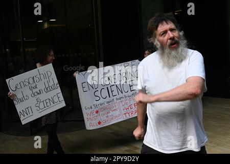 Google London, Großbritannien. 3. Mai 2023 Mitglied des Parlaments Andrew Bridgen, Piers Corbyn und Aktivisten protestieren gegen Google und zensieren die Wissenschaft. Google-Zensur gegen Dr. John Campbell. Veröffentlichung auf dieser Plattform seit einiger Zeit aufgrund einer kürzlich geführten Diskussion verboten. Aktivisten behaupten, dass die Wissenschaft ein besserer Beweis und ein besseres Vertrauen sein sollte, nicht die amerikanische Regierung hat die Lügen von COVID-19, Impfung statt Wissenschaft, gesagt. Kredit: Siehe Li/Picture Capital/Alamy Live News Stockfoto