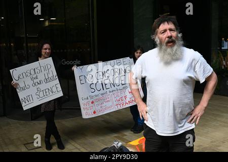 Google London, Großbritannien. 3. Mai 2023 Mitglied des Parlaments Andrew Bridgen, Piers Corbyn und Aktivisten protestieren gegen Google und zensieren die Wissenschaft. Google-Zensur gegen Dr. John Campbell. Veröffentlichung auf dieser Plattform seit einiger Zeit aufgrund einer kürzlich geführten Diskussion verboten. Aktivisten behaupten, dass die Wissenschaft ein besserer Beweis und ein besseres Vertrauen sein sollte, nicht die amerikanische Regierung hat die Lügen von COVID-19, Impfung statt Wissenschaft, gesagt. Kredit: Siehe Li/Picture Capital/Alamy Live News Stockfoto