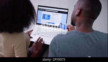 Afro-Amerikanische Online-Einkäufe Auf Der E-Commerce-Website Stockfoto