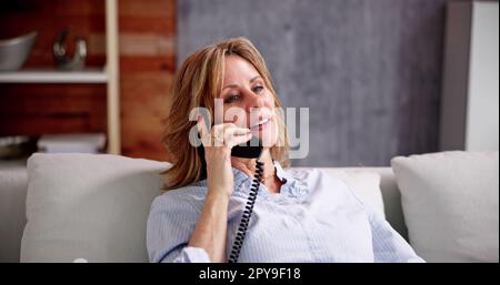 Seniorenfrau, Die Spricht Stockfoto