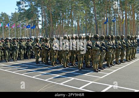 Bewaffnete Soldaten ukrainischer Spezialeinheiten der Nationalgarde marschieren auf dem Paradeplatz. 23. März 2018. Stare, Ukraine Stockfoto