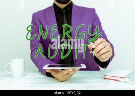 Textzeichen mit „Energy Audit“. Wort für die Bewertung des Energiebedarfs und der Effizienz eines Gebäudes Stockfoto