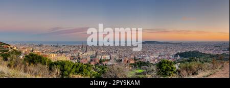 Panorama von Barcelona in Spanien nach Sonnenuntergang Stockfoto