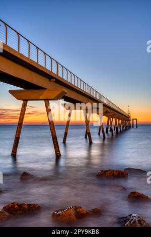 Die Pont del Petroli, der Seepier von Badalona, vor Sonnenaufgang Stockfoto