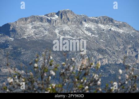 Sehr seltener Schnee in den Bergen von Guadalest, Provinz Alicante, Costa Blanca, Spanien Stockfoto