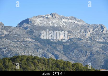 Sehr seltener Schnee in den Bergen von Guadalest, Provinz Alicante, Costa Blanca, Spanien Stockfoto