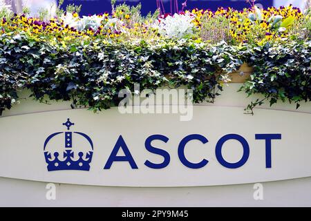 Eine allgemeine Ansicht der Beschilderung auf der Rennbahn Ascot, Berkshire. Bilddatum: Mittwoch, 3. Mai 2023. Stockfoto