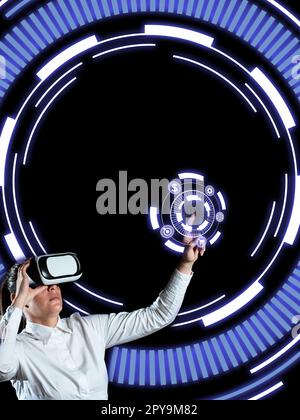 Frau mit VR-Brille und Zeigen mit dem Finger auf aktuelle Updates. Geschäftsfrau Mit Einer Virtual-Reality-Brille Und Präsentation Einer Neuen Idee. Verspätete Daten Anzeigen. Stockfoto