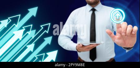 Mann, Der Das Tablet In Der Hand Hält Und Das Sicherheitssystem Mit Dem Finger Berührt. Erwachsener: Digital Touch Business Computer System. Geschäftsmann Im Stehen Stockfoto