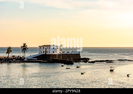 Alte Festung von Santa Maria in Salvador in Bahia bei Sonnenuntergang von der Bucht von Todos os Santos, Brasilien Stockfoto