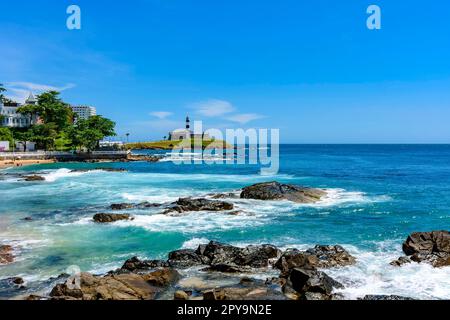 Das Meer der Stadt Salvador in Bahia und der berühmte Leuchtturm Barra an einem sonnigen Tag, Brasilien Stockfoto