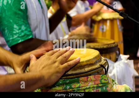 Trommeln, die in Brasilien als atabaque bezeichnet werden, werden während einer Zeremonie gespielt, die typisch für Umbanda ist, eine afro-brasilianische Religion, wo sie die Hauptinstrumente sind Stockfoto