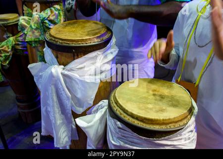 Einige Trommeln, die in Brasilien als atabaque bezeichnet werden, wurden während einer typischen Umbanda-Zeremonie verwendet, einer afro-brasilianischen Religion, wo sie die wichtigsten Instrumente sind, nämlich Brasilien Stockfoto