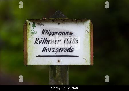 Alte Wanderwegschilder im Selketal-Tal bei Harzgerode Stockfoto