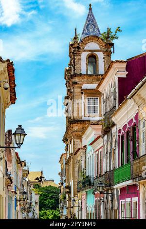 Der barocke Kirchturm, der sich zwischen den alten Häusern im historischen Viertel Pelourinho in Salvador, Bahia, Brasilien, erhebt Stockfoto