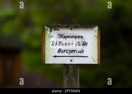 Alte Wanderwegschilder im Selketal-Tal bei Harzgerode Stockfoto