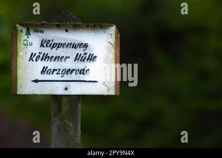 Alte Wanderwegschilder im Selketal-Tal bei Harzgerode Stockfoto