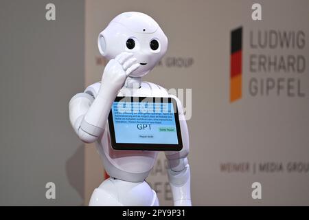 Gmund, Deutschland. 03. Mai 2023. GPT-Roboter Pepper, künstliche Intelligenz, KI, Chatbot GPT.United Robotics. Ludwig Erhard-Gipfel 2023 in gut Kaltenbrunn am Tegernsee am 3. Mai 2023? Kredit: dpa/Alamy Live News Stockfoto