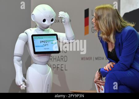 Gmund, Deutschland. 03. Mai 2023. ntv-Moderator Frauke HOLZMEIER, spricht mit GPT-Roboter Pepper.United Robotics. Ludwig Erhard-Gipfel 2023 in gut Kaltenbrunn am Tegernsee am 3. Mai 2023? Kredit: dpa/Alamy Live News Stockfoto