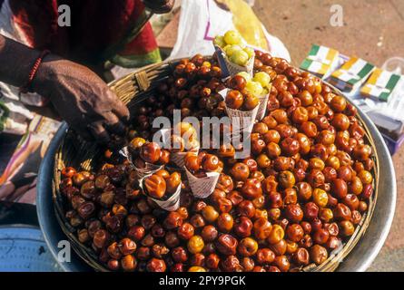 Jujubee-Früchte verkaufen, Chinesisches Datum jujube Red Date (Ziziphus jujuba), Tamil Nadu, Südindien, Indien, Asien Stockfoto