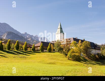 KLAIS, DEUTSCHLAND - SEPTEMBER 28: Schloss Elmau in Klais, Deutschland am 28. September 2014. Das Schloss, das jetzt ein Luxushotel ist, wird der Ort des sein Stockfoto