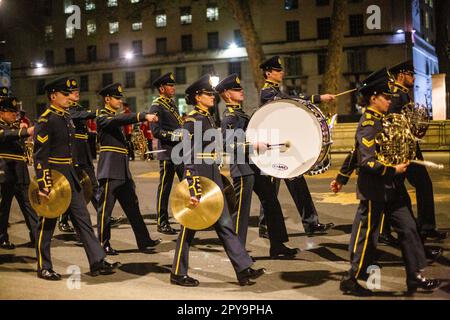 Die RAF-Musikband marschiert nachts zur Militärprobe für die Krönung von König Karl III Stockfoto