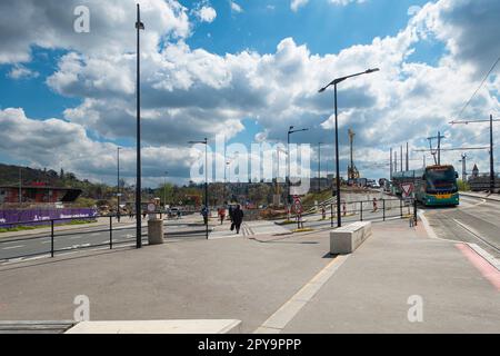 Zlichov, Bahnhof, Haltestelle für öffentliche Verkehrsmittel, Straßenbahn, Kreuzung Nadrazni, Straße Na Zlichove und Straße Strakonicka, Baustelle Dvorecky-Brücke, links Stockfoto