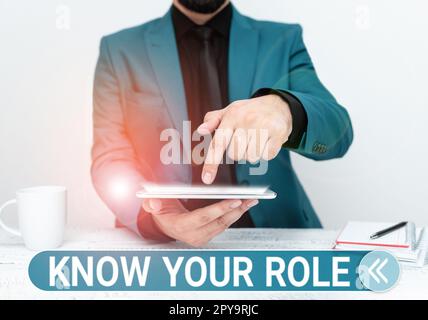 Schild mit der Meldung „Know Your Role“. Geschäftskonzept klar von einer Verantwortung in einem Job oder einer Situation sein Stockfoto