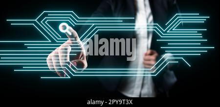 Eine Dame im Anzug, die auf einen virtuellen Knopf zeigt. Futuristische Grafische Oberfläche Zeigen. Eine Frau in Uniform, die auf dem Bildschirm drückt und moderne virtuelle Technologien präsentiert. Stockfoto