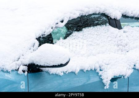 Nahaufnahme eines schneebedeckten Autoflügelspiegels Stockfoto