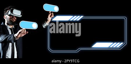 Ein Geschäftsmann im schwarzen Büroanzug, der eine VR-Brille trägt und sich die technologische Botschaft ansieht. Ein Mann, der mit beiden Fingern virtuelle Knöpfe drückt. Futuristischer Style. Stockfoto
