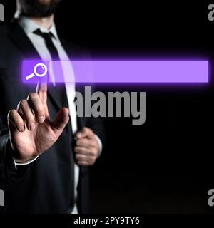 Ein Geschäftsmann steht und drückt den virtuellen Knopf mit dem Finger. Der Mann im dunklen Anzug präsentiert ein neues technologisches System. Futuristischer Stil. Farbiges Leuchten. Stockfoto