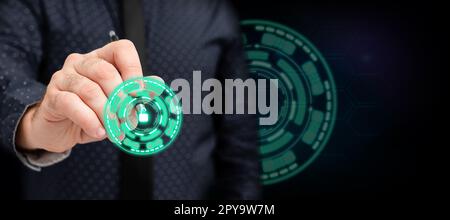 Geschäftsmann im Büro Uniform Holding Pen schreibt auf Leinwand und präsentiert futuristische Technologie. Labortechniker, Die Mit Dem Eingabestift Arbeiten, Machen Sich Notizen Zur Modernen Automatisierung. Stockfoto