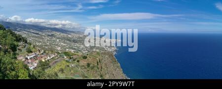 Madeira Island Portugal - 04 21 2023 Uhr: Panoramablick aus der Vogelperspektive auf Funchal und Camara de Lobos, die touristische und ikonische Stadt auf der Insel Stockfoto