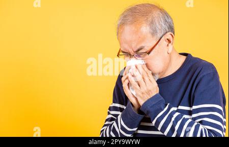 Asiatischer älterer Mann Erkältung hat Grippe und Niesen von Krankheit Virus Problem verwenden Gewebe Stockfoto