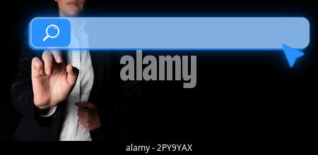 Die Dame im Anzug steht und drückt den virtuellen Knopf. Frau Im Anzug Steht Und Zeigt Auf Futuristisches Grafisches Interface. Wir Präsentieren Moderne Virtuelle Technologien. Stockfoto