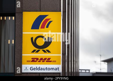 Bild eines Schildes mit den Logos der Deutschen Postbank und der deutschen Post in ihrem Büro im Düsseldorfer Zentrum. Die Postbank ist das Retail-Banking Stockfoto