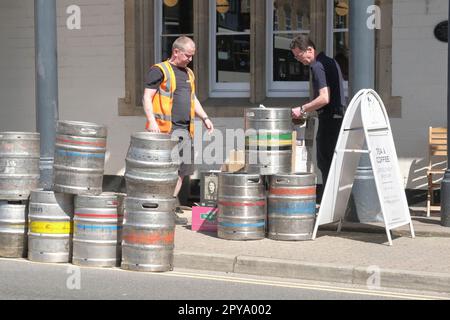 Tetbury, Großbritannien. 3. Mai 2023. Große Bierlieferung im snooty Fox Pub im Zentrum der Stadt. Läden und Geschäftsdekorationen für die bevorstehende Krönung des Einheimischen König Karl III King Charles hatte ein Haus in Highgrove, nur ein paar Kilometer von dieser kleinen Cotswold-Stadt entfernt. Kredit: JMF News/Alamy Live News Stockfoto