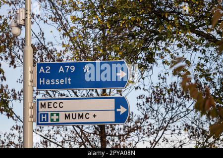 Bild eines niederländischen Verkehrszeichens mit verschiedenen Wegbeschreibungen, insbesondere auf dem Weg zu den Autobahnen A2 und A79 Stockfoto