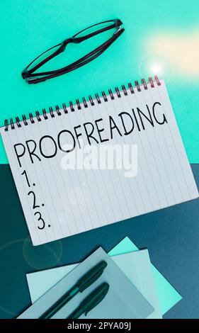 Textbeschriftung zur Darstellung des Korrekturlesens. Geschäftsüberblick über das Lesen und Markieren von Rechtschreibfehlern, Grammatik- und Syntaxfehlern Stockfoto