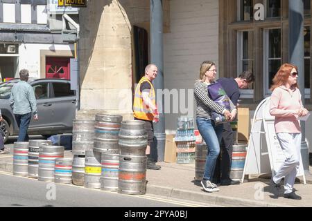 Tetbury, Großbritannien. 3. Mai 2023. Große Bierlieferung im snooty Fox Pub im Zentrum der Stadt. Läden und Geschäftsdekorationen für die bevorstehende Krönung des Einheimischen König Karl III King Charles hatte ein Haus in Highgrove, nur ein paar Kilometer von dieser kleinen Cotswold-Stadt entfernt. Kredit: JMF News/Alamy Live News Stockfoto