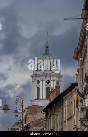 Bild des wichtigsten Uhrenturms der kirche des heiligen antonius von padua von Arad, Rumänien. St. Die Kirche Anthony of Padua ist eine römisch-katholische Kirche in einem Stockfoto